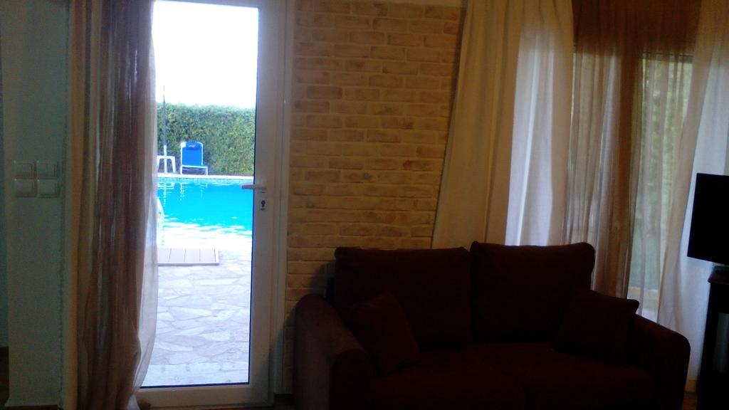 Apartment With Private Pool Kiáton Buitenkant foto