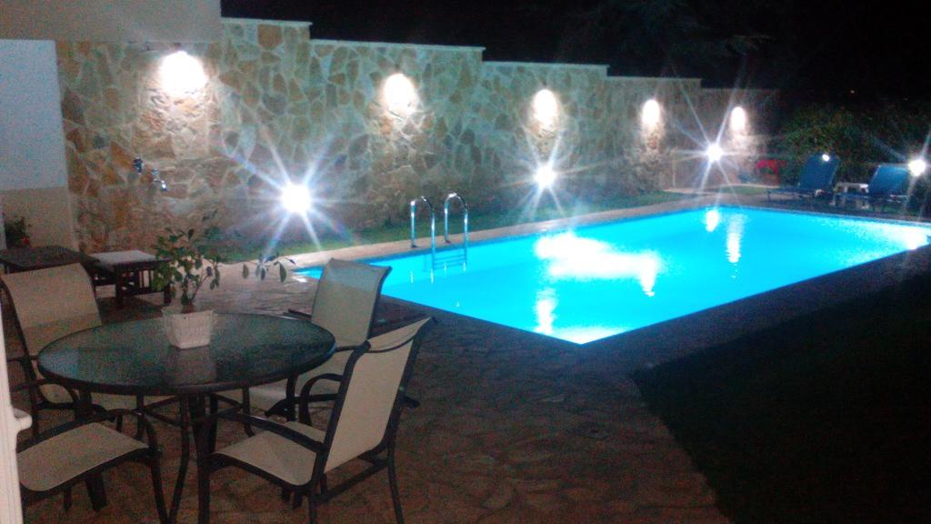 Apartment With Private Pool Kiáton Buitenkant foto
