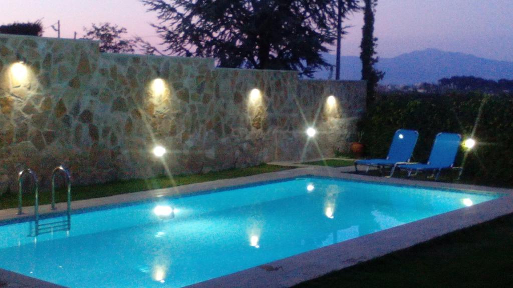 Apartment With Private Pool Kiáton Buitenkant foto