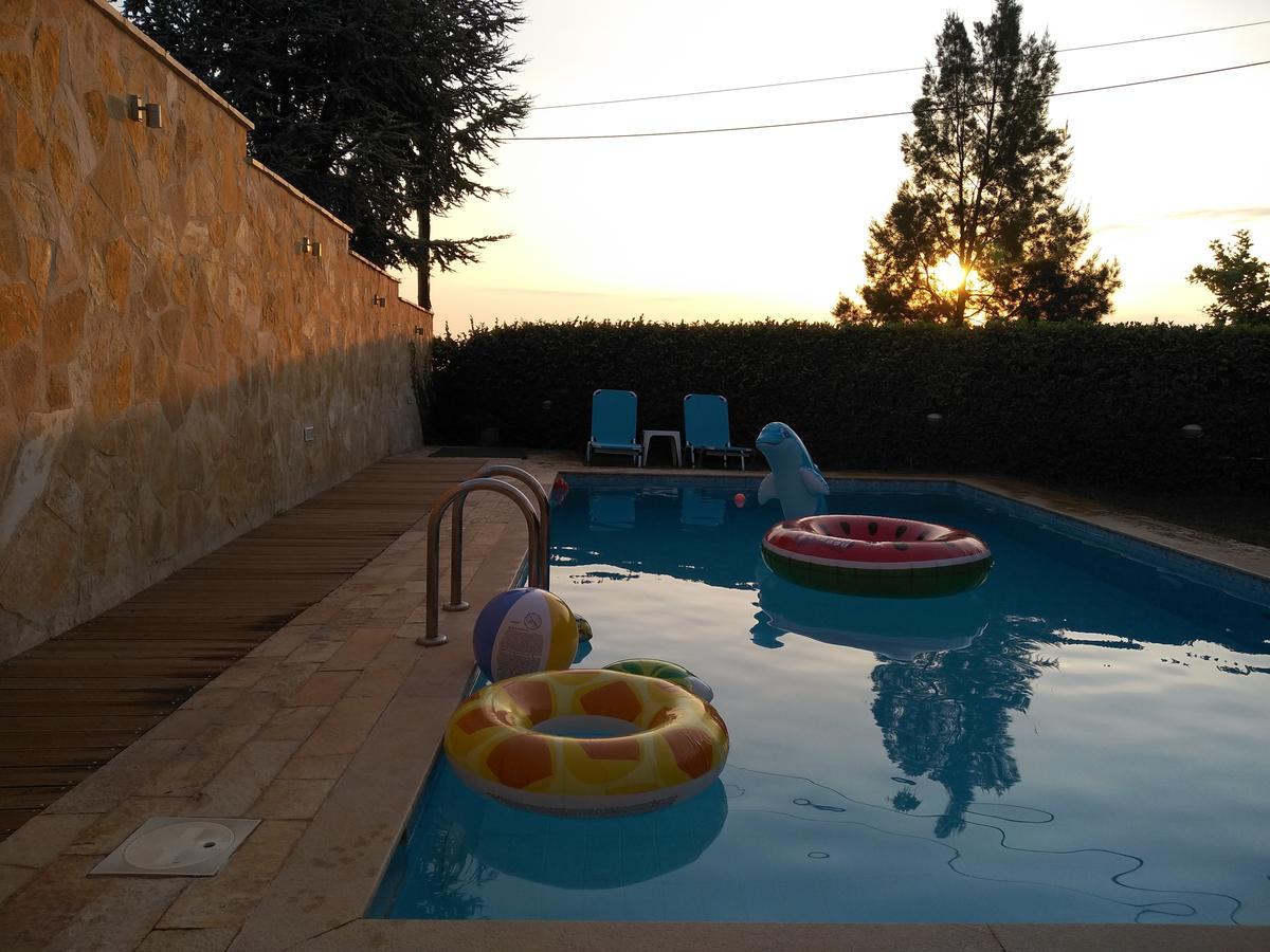 Apartment With Private Pool Kiáton Buitenkant foto