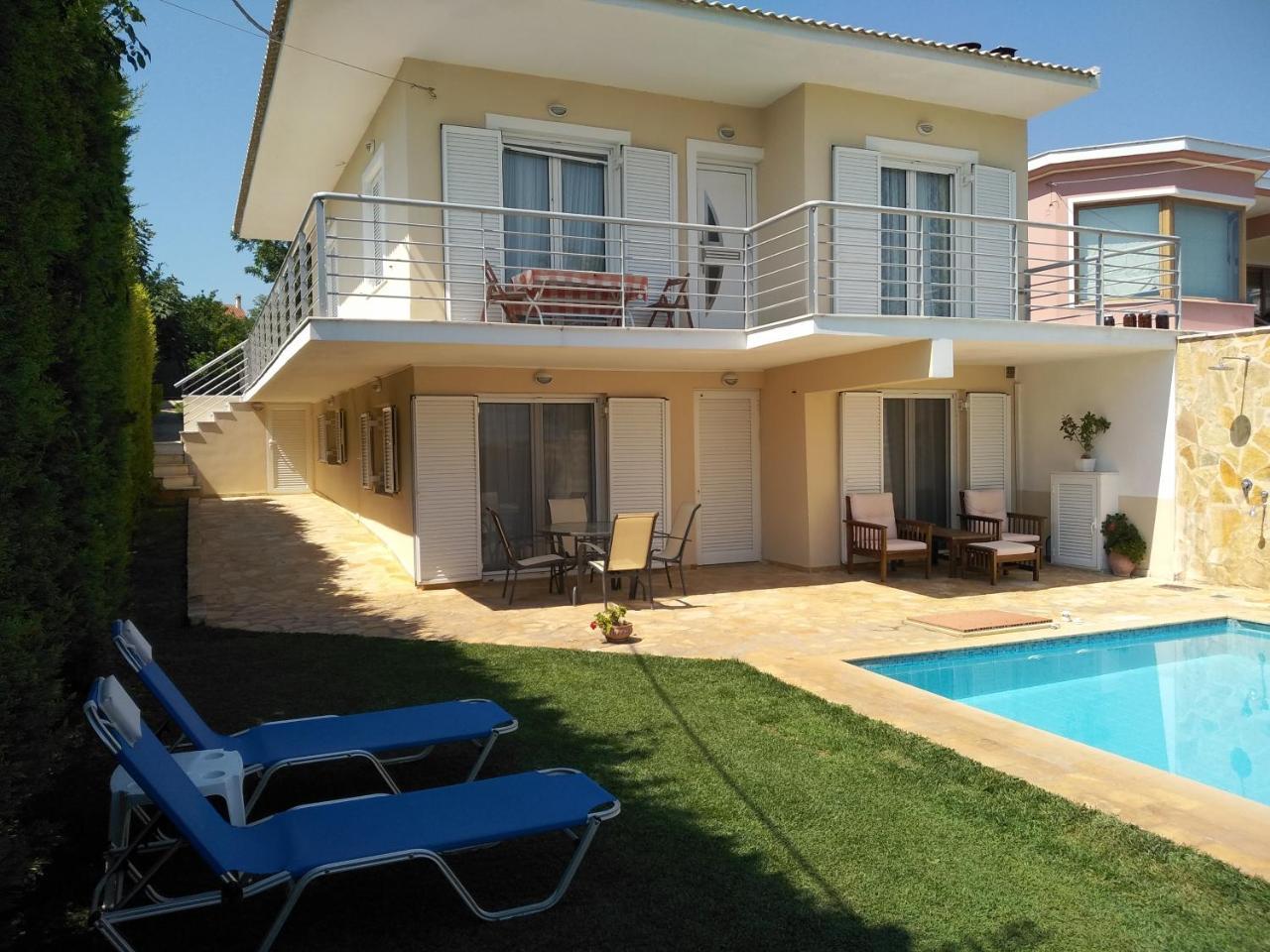 Apartment With Private Pool Kiáton Buitenkant foto