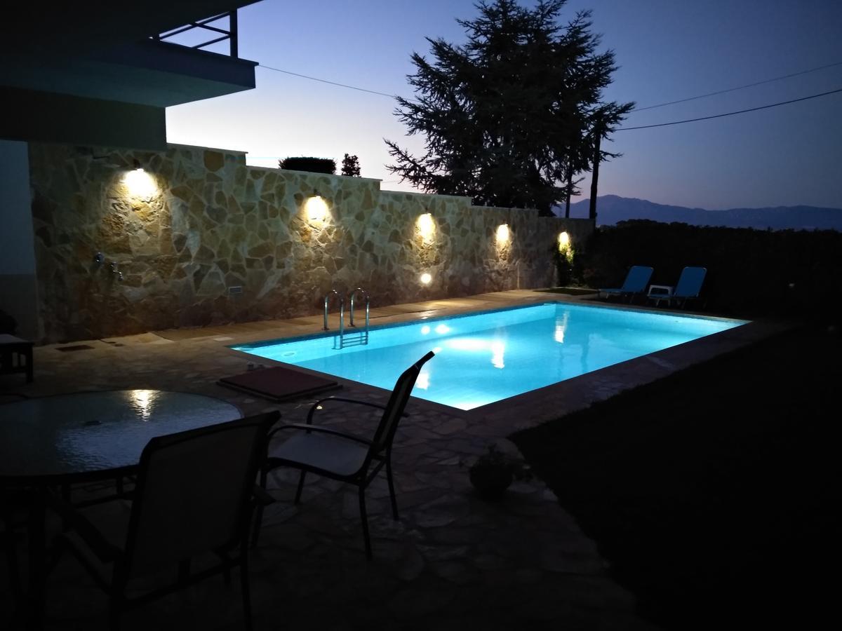 Apartment With Private Pool Kiáton Buitenkant foto